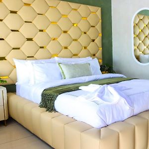 Deluxe King Suite